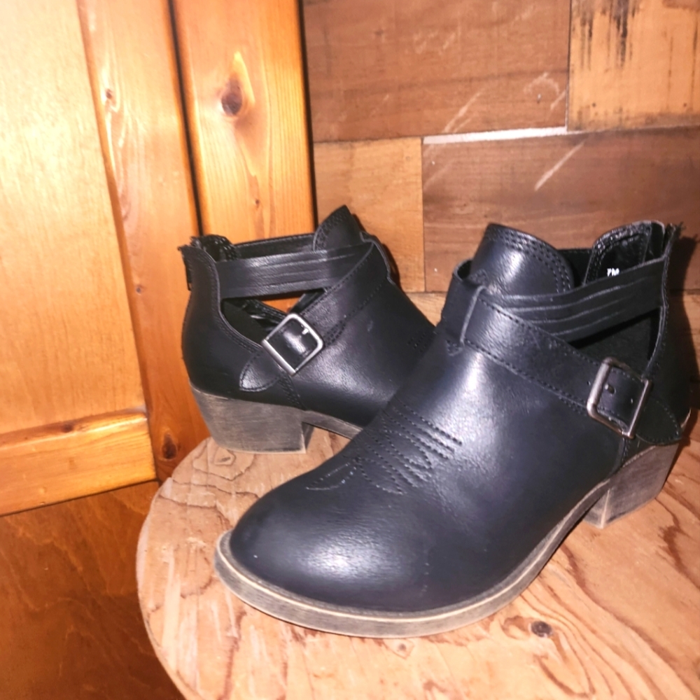 JELLYPOP HARNESS BOOTIES- WOMENS SIZE 7